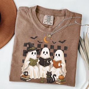 Läsande spöke Comfort Colors®-tröja, Halloween-bokälskare-tröja, söt läskig spöke-t-shirt, lärarbibliotekarie-halloweengåva