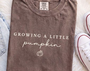Camiseta "Cultivando una pequeña calabaza", camiseta de embarazo Comfort Colors, camiseta de maternidad de otoño, regalo para anunciar el embarazo con temática de calabaza