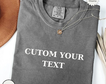 Benutzerdefinierte Text Comfort Colors® Shirt, personalisierte Minimalistisch Ihr Text T-Shirt, personalisierte Varsity Outfit