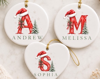 Personalisierter Weihnachtsbaumschmuck mit Initialen: Weihnachtsmannmütze als Erinnerungsstück