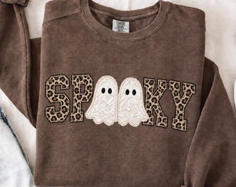Langärmliges Shirt mit Geistermotiv im Patchwork-Look, Comfort Colors Halloween-Shirt, Leoparden-Geister-T-Shirt, Gemütliches Herbstshirt, Top für die Gruselsaison