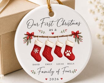 Adorno Familiar de Cuatro 2026, Recuerdo Personalizado con Nombre de Familia, Bola de Navidad para la Primera Navidad como Familia de 4, Adorno de la Primera Navidad