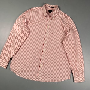Puede incluir: Camisa de manga larga a rayas verticales rojas y blancas. La camisa tiene cuello abotonado y puños abotonados. Fabricada en tejido ligero, es adecuada para ropa informal. Una prenda clásica.