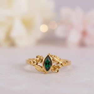 Anillo vintage de marquesa verde esmeralda - Anillo floral dorado de inspiración natural - Anillo de promesa bohemio con hojas y flores - Joyería caprichosa del bosque