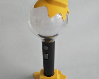 Peut inclure: Un bâton lumineux jaune et noir avec un globe transparent et le mot "Butter" sur la base. Le haut du bâton lumineux a un design jaune avec le mot "Butter". Le bâton lumineux a une poignée noire avec deux boutons.