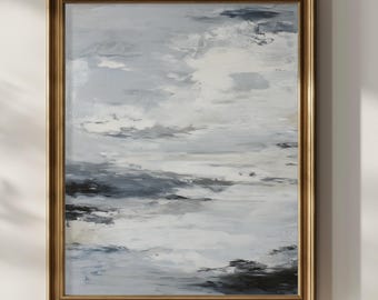 Puede incluir: Pintura abstracta de paisaje en un marco dorado. La obra presenta un cielo nublado con tonos de gris, blanco y negro. Las pinceladas crean un efecto texturizado, evocando una sensación de profundidad y movimiento. El arte enmarcado se exhibe contra una pared blanca.