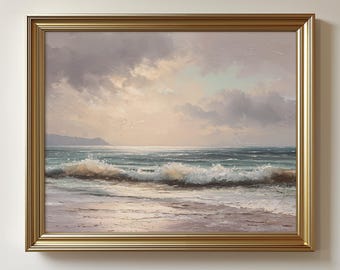 Puede incluir: Pintura al óleo enmarcada de un paisaje marino. La obra representa olas del océano rompiendo en una playa arenosa bajo un cielo nublado. La paleta de colores incluye tonos de azul, beige y dorado. El marco es dorado.