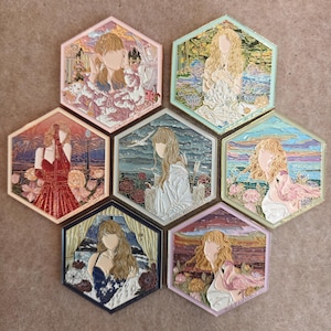 Puede incluir: Una colección de siete pines de esmalte hexagonales con ilustraciones estilizadas de una persona de pelo largo en diversos entornos, incluyendo paisajes florales, noches estrelladas y escenas costeras, enmarcados por un borde metálico.