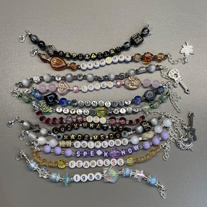 Lot de 5 bracelets d'amitié aléatoires, bracelets d'amitié inspirés, bracelets à collectionner, bracelets de voyage, boîte surprise de bracelets