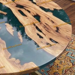 Pu&ograve; includere: Una tazza di ceramica bianca con manico nero e la scritta "But First, Coffee" in grassetto nero. La tazza &egrave; esposta su una superficie bianca.