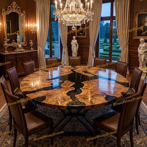 Puede incluir: Una gran mesa de comedor redonda con un diseño único. La mesa presenta un centro negro oscuro y un borde de vetas de madera marrón claro. Sillas de cuero marrón rodean la mesa. La habitación tiene una lámpara de araña y grandes ventanas.