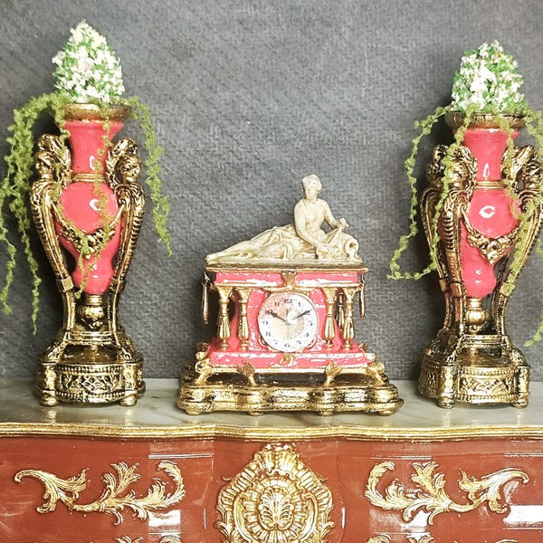 Orologio Luigi XV e due vasi in miniatura in scala 1/12.