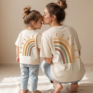 Partnerlook T-Shirt „Rainbow" Bio Baumwolle – Matching Set Mama & Mini – Mutter Kind Outfit – Familienlook – Geschenk für Mama Baby
