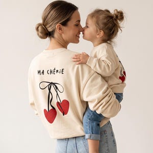 Partnerlook Bio Sweatshirt "Ma Cherie" - Oversized Matching Set Mama Kind -Family Outfit Backprint - Nachhaltiges Geschenk Mutter und Baby
