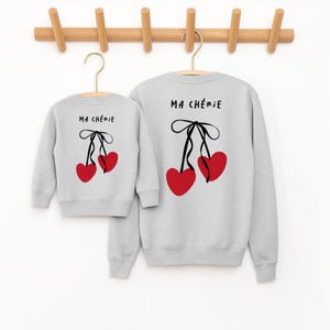 Partnerlook Bio Sweatshirt "Ma Cherie" - Oversized Matching Set Mama Kind -Family Outfit Backprint - Nachhaltiges Geschenk Mutter und Baby