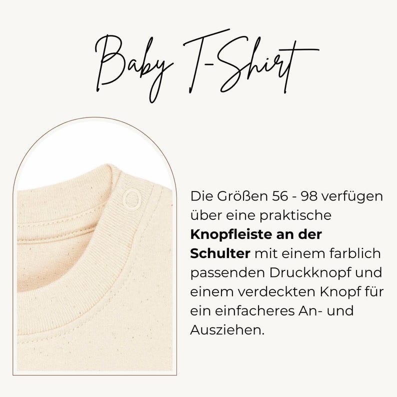 K&ouml;nnte beinhalten: Ein cremefarbenes Baby-T-Shirt mit geripptem Halsausschnitt und einer Knopfleiste an der Schulter mit farblich passendem Druckknopf. Der Text lautet Baby T-Shirt und beschreibt die Gr&ouml;&szlig;en 56-98 sowie die praktische Schulterknopfleiste.