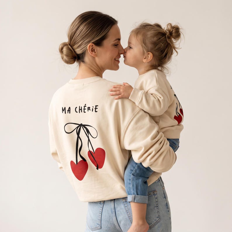 Partnerlook Bio Sweatshirt "Ma Cherie" - Oversized Matching Set Mama Kind -Family Outfit Backprint - Nachhaltiges Geschenk Mutter und Baby