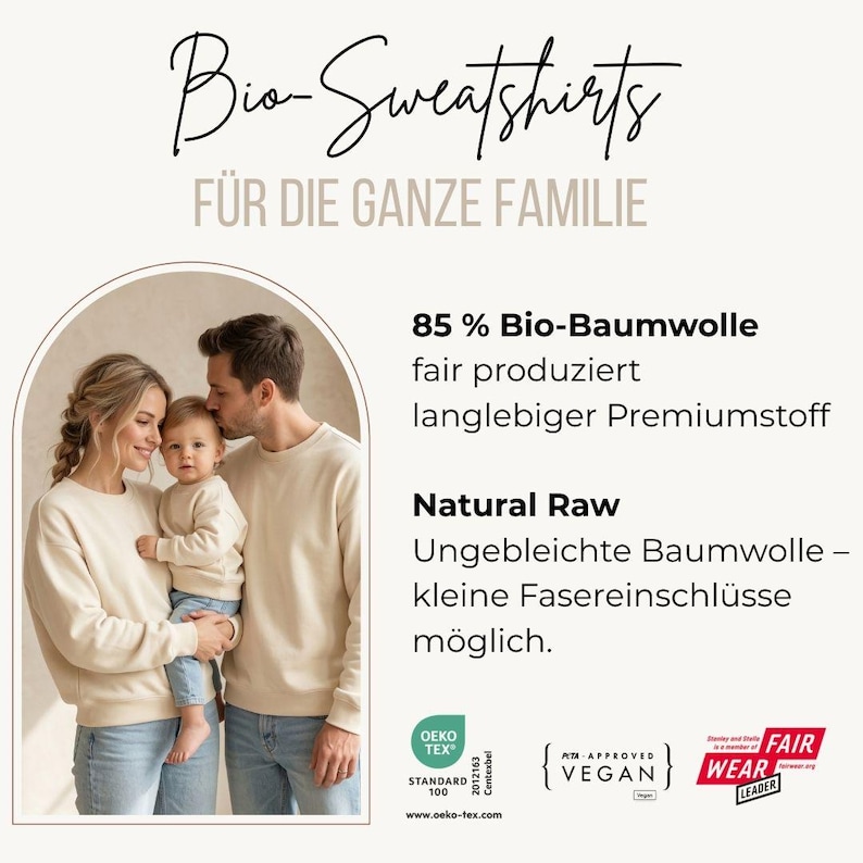 K&ouml;nnte beinhalten: Eine Familie in beigen Sweatshirts. Text: Bio-Sweatshirts F&Uuml;R DIE GANZE FAMILIE, 85% Bio-Baumwolle fair produziert langlebiger Premiumstoff, Natural Raw Ungebleichte Baumwolle &ndash; kleine Fasereinschl&uuml;sse m&ouml;glich. Logos: Oeko-Tex, PETA-Approved Vegan, Fair Wear.