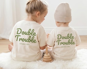 Maglietta coordinata per fratelli e sorelle "Double Trouble" in cotone biologico – Maglietta per neonati e bambini – Completo coordinato per fratello e sorella – Regalo per bambini