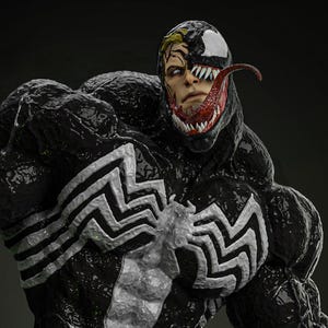 Könnte beinhalten: Detaillierte Statue der Marvel Comics-Figur Venom. Die Figur ist überwiegend schwarz mit weißen Akzenten, einschließlich eines spinnenartigen Emblems auf der Brust. Das Gesicht zeigt eine menschliche Form mit einer langen roten Zunge. Die Statue steht auf einem strukturierten Sockel.