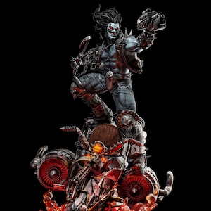 Puede incluir: Estatua detallada de un personaje de cómic, de pie sobre una motocicleta futurista. El personaje tiene piel azul, ojos rojos y cabello negro. Sostiene una pistola y una cuchilla. La motocicleta es roja y plateada con detalles de llamas.