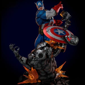 Peut inclure: Une statue détaillée de Captain America dans une pose dynamique, maniant son bouclier et son marteau. Il est positionné au-dessus d'une figure robotique métallique. La statue présente des couleurs vives et des détails complexes, sur fond bleu foncé.