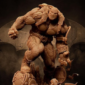 Op de afbeelding: Gedetailleerd bruin beeld van een gespierde figuur in een gevechtshouding. De figuur draagt ​​een harnas en heeft een masker. De achtergrond heeft een gebarsten muur en een Batman-symbool.