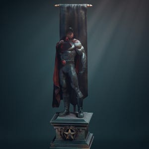 Puede incluir: Una estatua de un superhéroe, vestido con un traje oscuro y una capa roja, se alza sobre un pedestal detallado. La estatua está posada con una pierna hacia adelante, y una pancarta cuelga detrás. La combinación de colores es oscura con reflejos.