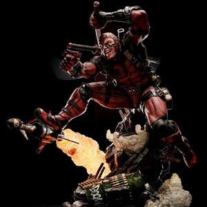 Puede incluir: Estatua dinámica de Deadpool con un traje rojo y negro, saltando con una espada y pistolas. La figura está posada sobre una base detallada con un cohete y un efecto de explosión, sobre un fondo negro.