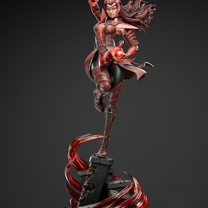 Può includere: Statuetta dettagliata di un personaggio femminile in posa dinamica, vestita con un costume rosso e marrone. Tiene in mano sfere di energia rossa incandescente, con effetti di energia rossa fluente intorno ai piedi e una base grigio scuro.