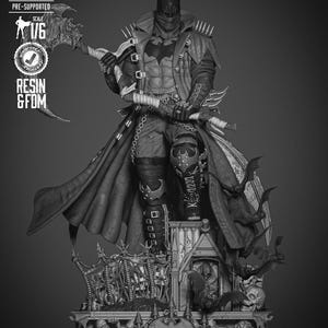 Può includere: Una statua di Batman in scala di grigi con un abito da battaglia usurato, che tiene in mano una grande arma. La figura è posizionata su una base dettagliata con teschi e pipistrelli. La statua è etichettata "RESIN & FDM" e "SCALE 1/6".