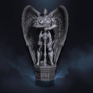 Może przedstawiać: Szczegółowa statua opancerzonego anioła z dużymi skrzydłami z piór, trzymającego miecz. Postać stoi na ozdobnym cokole. Statua jest szara i osadzona na ciemnym tle.
