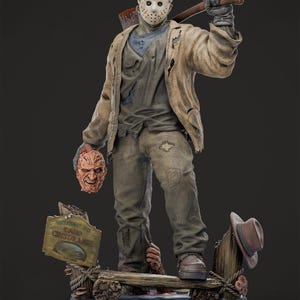 Puede incluir: Figura detallada de Jason Voorhees de la serie de películas de terror Viernes 13. La figura lleva una máscara de hockey, ropa hecha jirones y sostiene un machete y una cabeza cortada. También hay un letrero que dice "Welcome to Camp Crystal Lake".