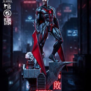 Puede incluir: Figura de Batman Beyond en pose dinámica, con una combinación de colores negro y rojo. La figura se encuentra sobre una base detallada con las palabras "Batman Beyond" en neón. La figura es a escala 1/6.