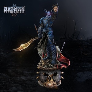 Op de afbeelding: Een gedetailleerd beeld van Batman The Merciless, een DC Comics-personage, in blauw pantser, met een afgehakt hoofd. Het beeld staat op een voetstuk versierd met schedels en een schedelvormig ontwerp. Een gloeiend zwaard en speer zijn ook aanwezig.