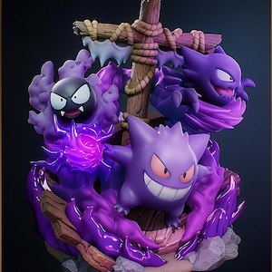 Op de afbeelding: Gedetailleerd beeldje met drie paarse Pokémon-personages: Gengar, Haunter en Gastly. De personages zijn omgeven door wervelende paarse energie en geplaatst tegen een houten kruis. De basis is gemaakt van steen en hout.