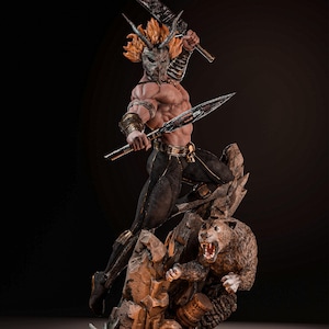 Könnte beinhalten: Detaillierte Figur eines Kriegers mit gehörnter Maske, der zwei Schwerter hält. Die Figur ist dynamisch auf einem felsigen Sockel positioniert, mit einem knurrenden Bären an der Basis. Der Krieger trägt eine schwarz-goldene Rüstung.