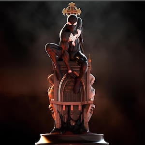 Puede incluir: Estatua de Spider-Man en blanco y negro sobre un trono gótico. La estatua presenta una cruz dorada y detalles arquitectónicos intrincados. La figura está en cuclillas, con un emblema de araña blanco en el pecho. Diseño oscuro y dramático.