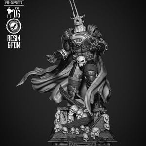 Puede incluir: Estatua de resina en escala de grises de una figura similar a Superman, de pie sobre una base de calaveras. La figura lleva una armadura con el logotipo de Superman y una capa. La estatua está etiquetada como "PRE-SUPPORTED" y "SCALE 1/6".