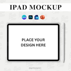 Puede incluir: Una maqueta de iPad con el texto "IPAD MOCKUP" en la parte superior. La pantalla muestra "PLACE YOUR DESIGN HERE". Un lápiz óptico blanco está a la derecha. Iconos de Canva, Photoshop, SVG y una P roja están encima de la pantalla.