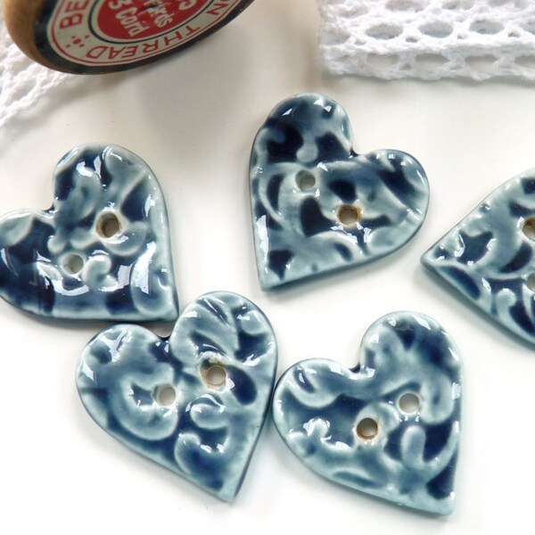 Ton-Knöpfe ~ 3 handgefertigte Herzform Porzellan Knöpfe, einzigartigen Taste Verbindungselemente, blaue Glasur-Taste, Nähen, stricken Versorgung Craft Supplies