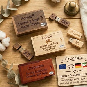 Puede incluir: Una colección de memorias USB de madera rectangulares con cajas de almacenamiento a juego con tapa deslizante. Los artículos presentan textos y gráficos grabados con láser, incluyendo nombres, fechas y capacidades de almacenamiento como 8GB, 16GB, 32GB y 64GB. Los tonos de madera varían desde arce claro hasta nogal oscuro y caoba rojiza.