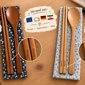 Könnte beinhalten: Zwei Sets aus Holzstäbchen und Löffeln in floralen Stofftaschen. Ein Set aus dunklem Holz trägt die Gravur Michael, das andere aus hellem Holz die Gravur Amélie. Text: 'Dein Wunschname wird mit moderner Lasergravur auf die Stäbchen graviert' und 'Your name can be engraved on the chopsticks with laser.'