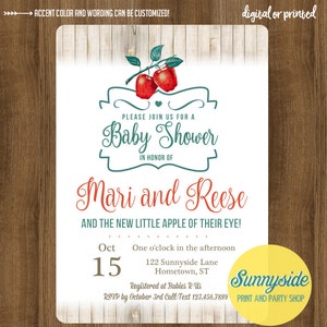 Puede incluir: Una tarjeta blanca con un fondo de madera con una ilustraci&oacute;n de una manzana roja y el texto "Por favor, &uacute;nase a nosotros para una Baby Shower en honor a Mari y Reese y la nueva peque&ntilde;a manzana de su ojo!" La tarjeta tambi&eacute;n incluye la fecha "Oct 15" y la hora "Una en punto de la tarde". La ubicaci&oacute;n se indica como "122 Sunnyside Lane Hometown, ST". La tarjeta tambi&eacute;n incluye el texto "Registrado en Babies R Us" y "RSVP antes del 3 de octubre Llamada/Texto 123.456.7889". La parte inferior de la tarjeta presenta un c&iacute;rculo amarillo con el texto "Sunnyside PRINT AND PARTY SHOP".