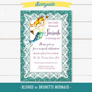 Op de afbeelding: Een turquoise glitterachtergrond met een witte kantversiering omlijst een zeemeerminillustratie. De tekst luidt "Onze kleine zeemeermin Sarah wordt zes!" en bevat details over een verjaardagsfeest.