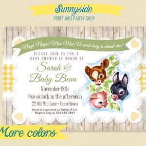 Pu&ograve; includere: Invito per baby shower in stile vintage. Il design presenta uno sfondo effetto legno chiaro, un bordo smerlato e illustrazioni di un cervo, un asino e un maiale. Il testo include i nomi "Sarah e Baby Beau" e i dettagli dell'evento.