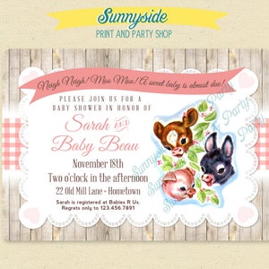 Pu&ograve; includere: Invito per baby shower vintage. Presenta un banner rosa con il testo "Neigh Neigh! Moo Moo! A sweet baby is almost due!" e i nomi "Sarah and Baby Beau". Include illustrazioni di un cervo, un maiale e un asino.