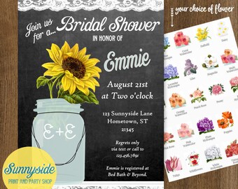 Pode incluir: Um convite para um chá de panela em um quadro negro com um girassol em um frasco de vidro. O convite é para Emmie e está marcado para 21 de agosto às 14h00. O convite inclui o endereço 123 Sunnyside Lane, Hometown, ST 21345. O convite também inclui um número de telefone para RSVPs e detalhes sobre onde Emmie está registrada.