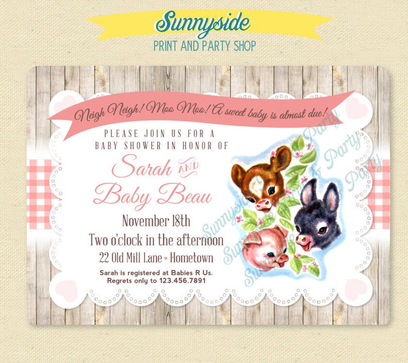 Pu&ograve; includere: Invito per baby shower vintage. Presenta un banner rosa con il testo "Neigh Neigh! Moo Moo! A sweet baby is almost due!" e i nomi "Sarah and Baby Beau". Include illustrazioni di un cervo, un maiale e un asino.