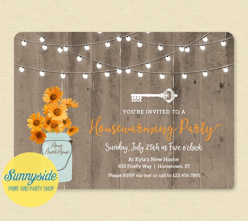 Puede incluir: Una invitaci&oacute;n a una fiesta de inauguraci&oacute;n de la casa con un fondo de madera r&uacute;stica y luces de cadena. La invitaci&oacute;n presenta un tarro de alba&ntilde;il lleno de girasoles y el texto "Est&aacute;s invitado a una fiesta de inauguraci&oacute;n de la casa".